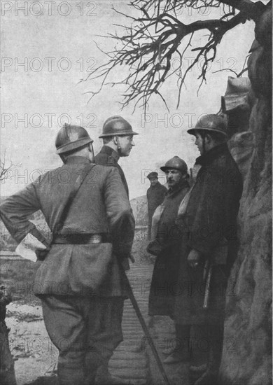 'Les roi des Belges aux tranchees de Steenstraete; l'armee belge, et le souverain..., 1916. Creator: Unknown.