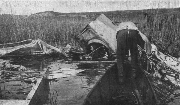 'La guerre aerienne en Macedoine Grecque : un avion ennemi "Descendu" dans le lac..., 1916. Creator: Unknown.