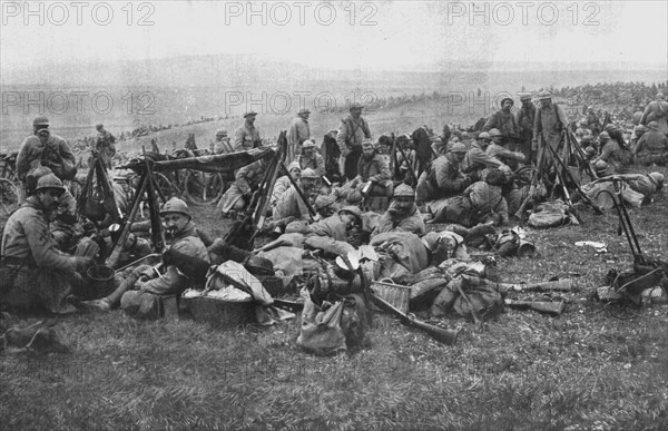 'Derriere le Front de Verdun.--Troupes allant au repos et bivouaquant dans la plaine', 1916. Creator: Unknown.
