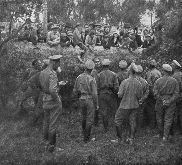 'Les Russes en France; les soldats russes et la population marseillaise fraternisent', 1916. Creator: Unknown.