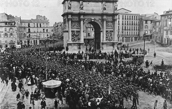 'Les Russes en France; Le defile des premiers bataillons Russes a travers Marseille..., 1916. Creator: Unknown.
