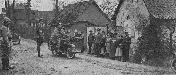 'Sur le front occupe en France par de Nouvelles forces Britanniques; motorcyclistes...', 1916. Creator: Unknown.