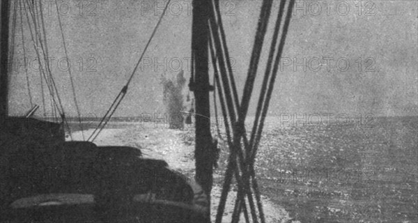 'Le "Goeben" contre le torpilleur "Schastlivyi" (21 sept. 1915); Les deux projectiles...', 1915. Creator: Unknown.