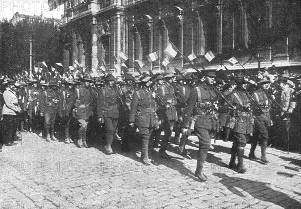 'Marseille en Fete; les Australiens defile devant la Prefecture de Marseille, avec des..., 1916. Creator: Unknown.