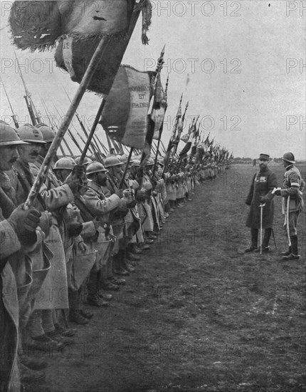 'La parade des drapeaux; Le general Gouraud a reuni les drapeaux de tous les regiments..., 1916. Creator: Unknown.