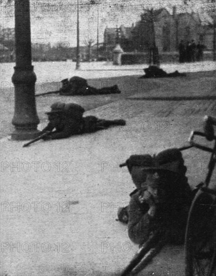 'Dublin Apres L'Emeute; Pendant la lutte contre l'emeute : soldats guettrant les rebelles', 1916. Creator: Unknown.