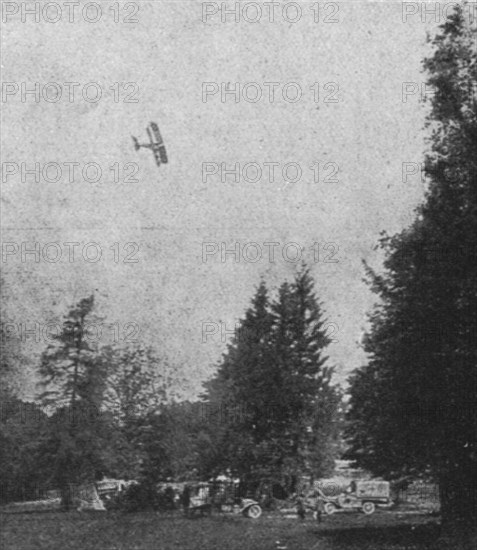 'Mort de laviateur Boillot; Navarre venant par les airs assister a l'enterrement de son..., 1916. Creator: Unknown.
