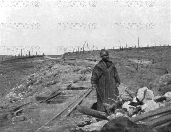 'Aspects du champ de bataille de Verdun; Officier d'une division marocaine sur l'ancien..., 1916. Creator: Unknown.