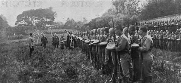 'Les Russes en France; au camp Mirabeau, pres de Marseille : la benediction des soldats..., 1916. Creator: Unknown.