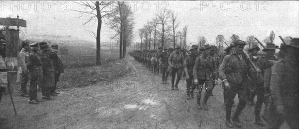 'Sur le front occupe en France par de Nouvelles forces Britanniques; passage de troupes..., 1916. Creator: Unknown.