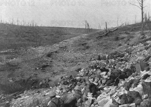 'Deux aspects de la bataille de Verdun, a l'est de la Meuse; Troupe occupant le d'un ravin', 1916. Creator: Unknown.