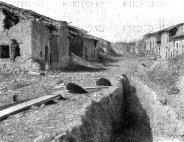 'Aspects du champ de bataille de Verdun; route traversant le village dispute de Cumieres..., 1916. Creator: Unknown.