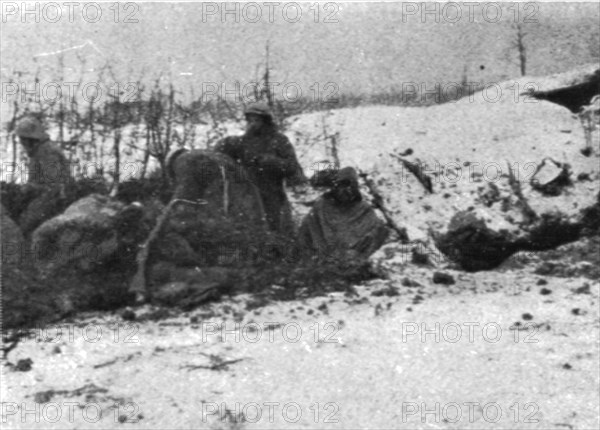 'Une semaine de combats sur la rive gauche de la Meuse; 10 mars (10 Heures).--La tranchee..., 1916. Creator: Unknown.