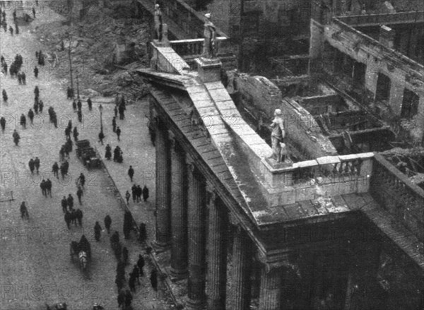 'Dublin Apres L'Emeute; Le porche du Post Office central, dans Sackville Street, vu de la..., 1916. Creator: Unknown.