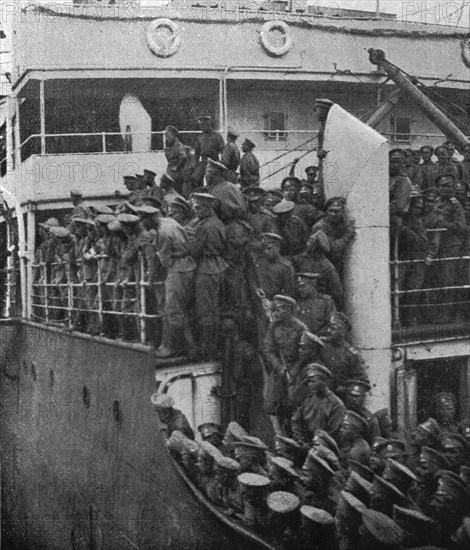 'L'arrivee a Marseille des premiers contingents Russes; les soldats masses sur le..., 1916. Creator: Jean Clair-Guyot.