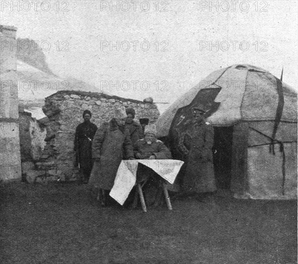 'Le general Kalitine, commandant d'un des corps d'armee, suit sur la carte le rapport d'un..., 1916. Creator: Unknown.