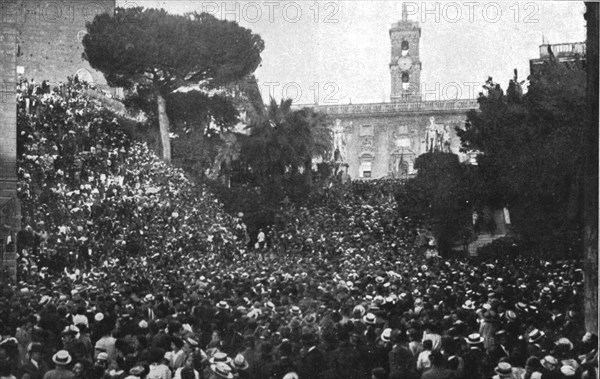 'A Rome : L'Anniversaire de l'entrée en guerre de l'Italie. --La foule sur les rampes du...mai 1916. Creator: Unknown.