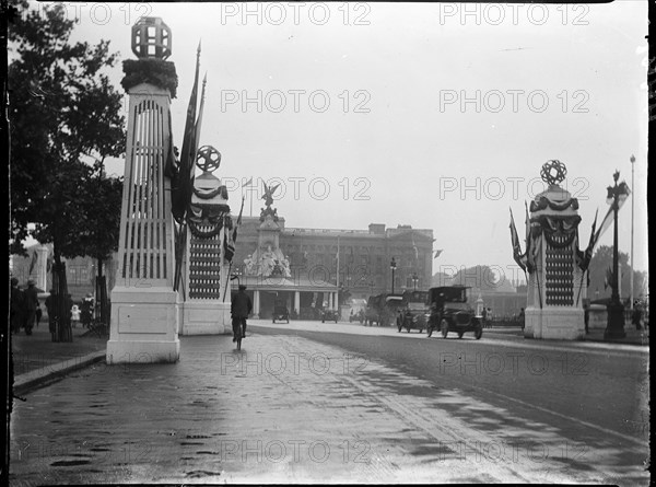 The Mall, City of Westminster, London, 1919. Creator: Katherine Jean Macfee.