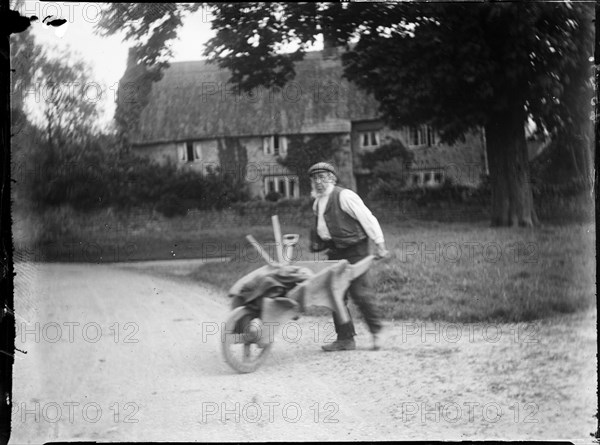 Moat Farmhouse, Whiston, Cogenhoe and Whiston, South Northamptonshire, Northamptonshire, 1920. Creator: Katherine Jean Macfee.