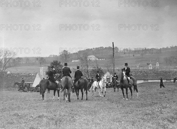 Cutting hunt, 1933 Nov. Creator: Arnold Genthe.