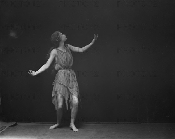 La Tour, Miss, 1919 June 25. Creator: Arnold Genthe.