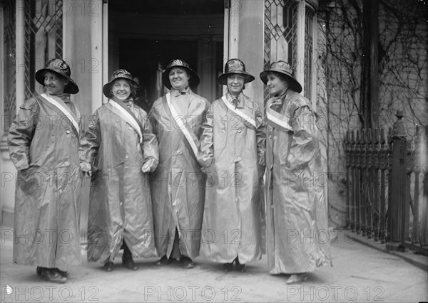 Woman Suffrage - Pickets, 1917. Creator: Harris & Ewing.