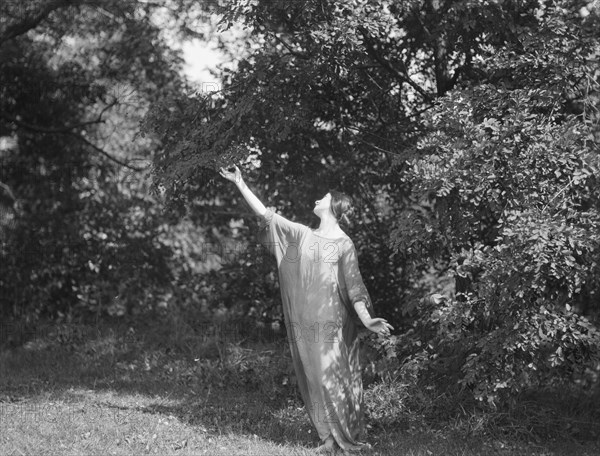 Block, Stella, Miss, 1919 or 1920. Creator: Arnold Genthe.