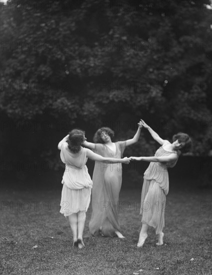 Desha, Leah, and Grace, 1921 Aug. 19. Creator: Arnold Genthe.