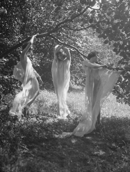 Helen Moeller and pupils, 1922 July 18. Creator: Arnold Genthe.