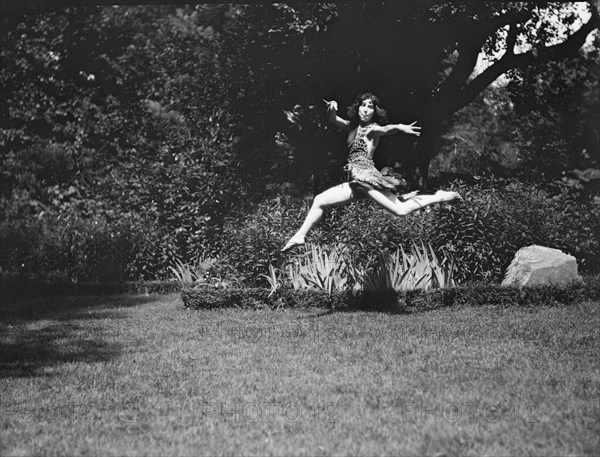 Helen Moeller and pupils, 1922 July 18. Creator: Arnold Genthe.