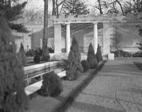 Untermeyer [i.e. Untermyer] garden, 1917 Creator: Arnold Genthe.