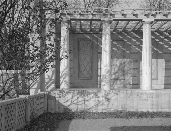 Untermeyer [i.e. Untermyer] garden, 1917 Creator: Arnold Genthe.