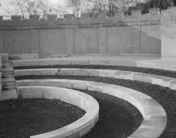 Untermeyer [i.e. Untermyer] garden, 1917 Creator: Arnold Genthe.