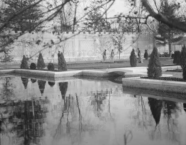 Untermeyer [i.e. Untermyer] garden, 1917 Creator: Arnold Genthe.