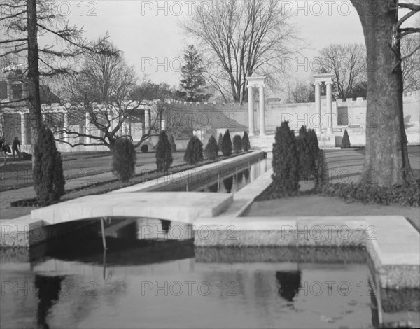 Untermeyer [i.e. Untermyer] garden, 1917 Creator: Arnold Genthe.