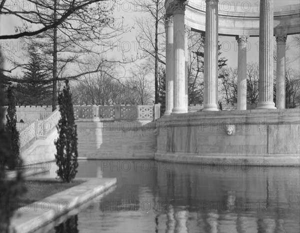 Untermeyer [i.e. Untermyer] garden, 1917 Creator: Arnold Genthe.