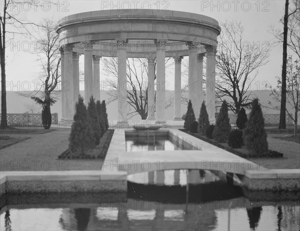 Untermeyer [i.e. Untermyer] garden, 1917 Creator: Arnold Genthe.