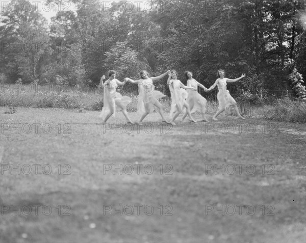 Elsie Dufour dancers, between 1918 and 1920. Creator: Arnold Genthe.