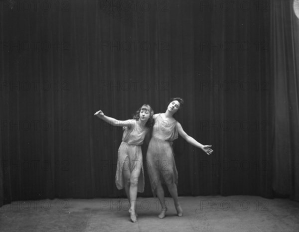 Elsie Dufour dancers, between 1918 and 1920. Creator: Arnold Genthe.