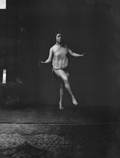 Florence Noyes dancers, between 1915 and 1918. Creator: Arnold Genthe.