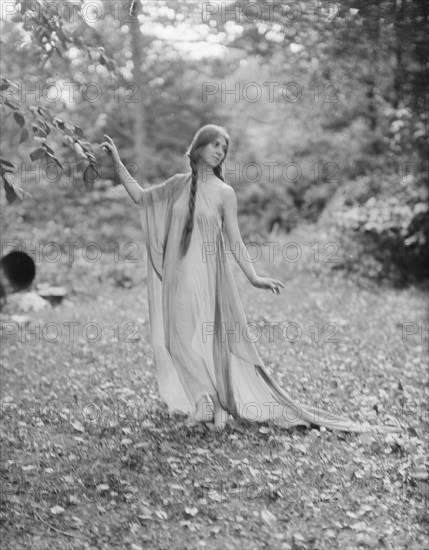 Florence Noyes dancers, between 1915 and 1918. Creator: Arnold Genthe.