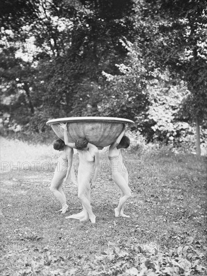 Florence Noyes dancers, between 1915 and 1918. Creator: Arnold Genthe.