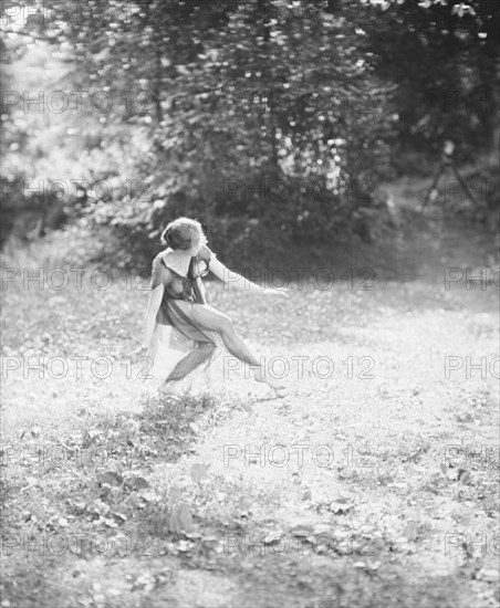 Florence Noyes dancers, between 1915 and 1918. Creator: Arnold Genthe.