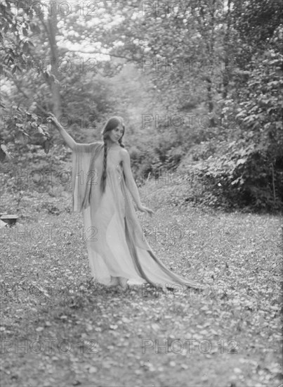 Florence Noyes dancers, between 1915 and 1918. Creator: Arnold Genthe.