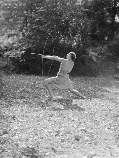 Florence Noyes dancers, between 1915 and 1918. Creator: Arnold Genthe.