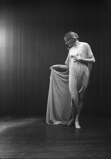 Florence Noyes dancers, between 1915 and 1918. Creator: Arnold Genthe.