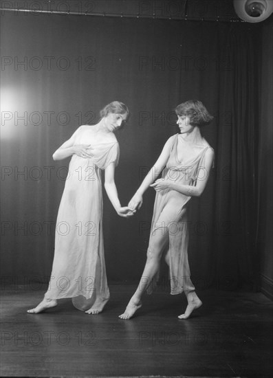 Florence Noyes dancers, between 1915 and 1918. Creator: Arnold Genthe.