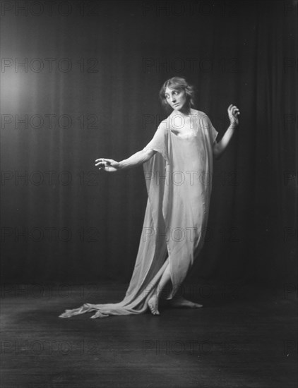 Florence Noyes dancers, between 1915 and 1918. Creator: Arnold Genthe.