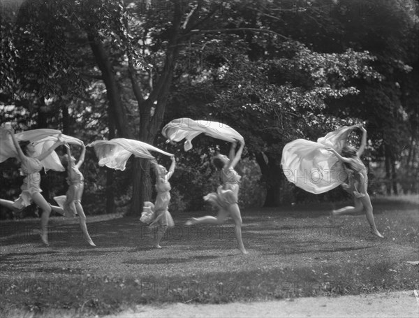 Isadora Duncan dancers, between 1915 and 1923. Creator: Arnold Genthe.