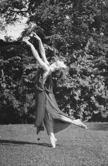 Desha dancing in Port Washington, 1921 Aug. 21. Creator: Arnold Genthe.